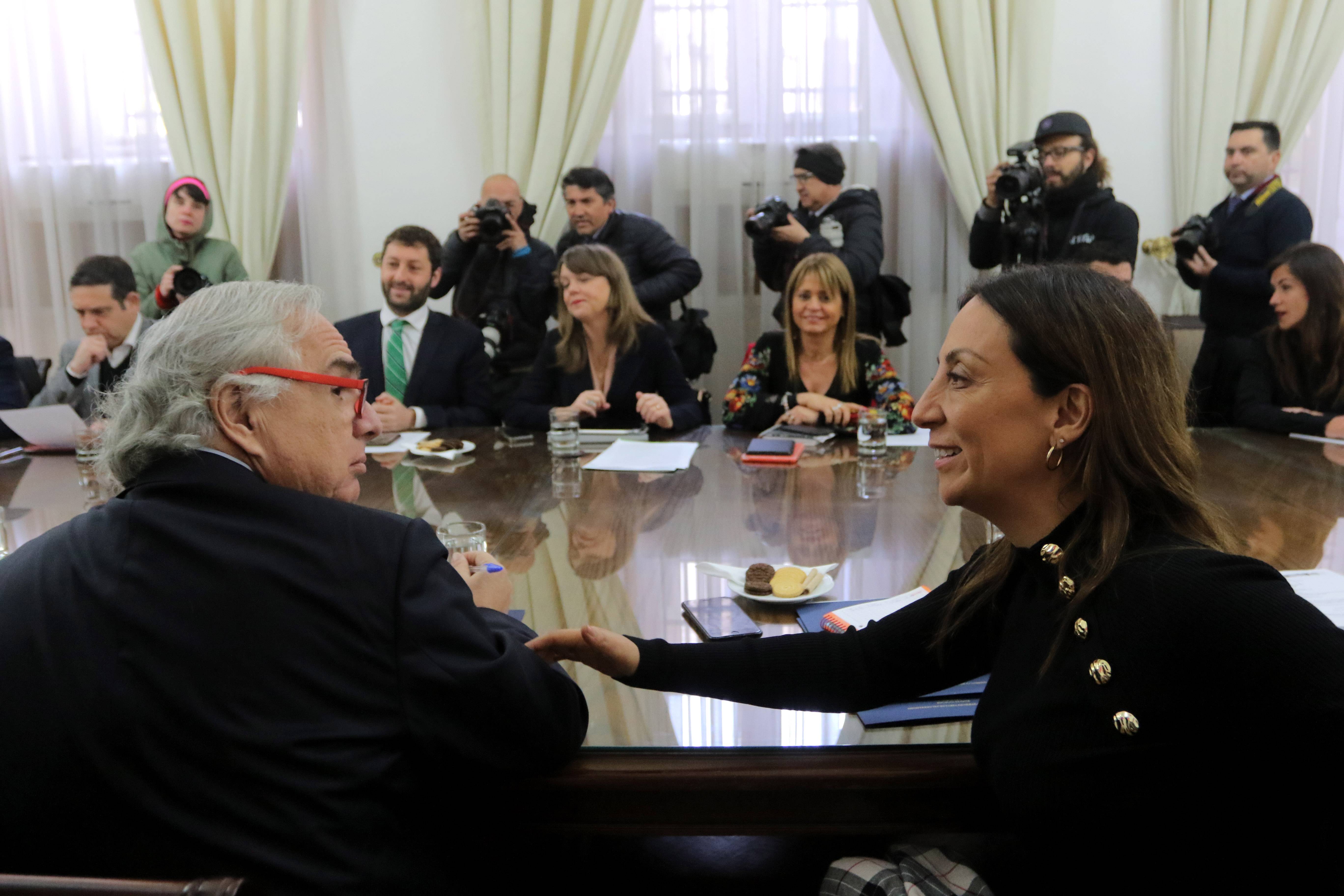 Ministra Cecilia Pérez junto al ministro Andrés Chadwick en medio del comité político de este lunes. 