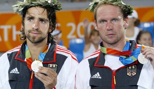 Nicolas Kiefr y Rainer Schüttler lucen la medalla de plata en los Juegos Olímpicos de Atenas 2004. Foto: tennisset