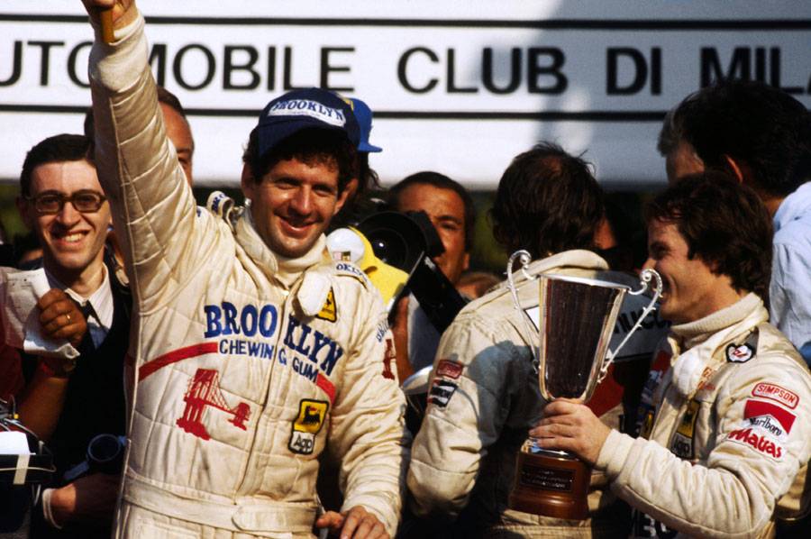 Jody Scheckter celebra un triunfo al lado del segundo mejor de la carrera, Guilles Villeneuve