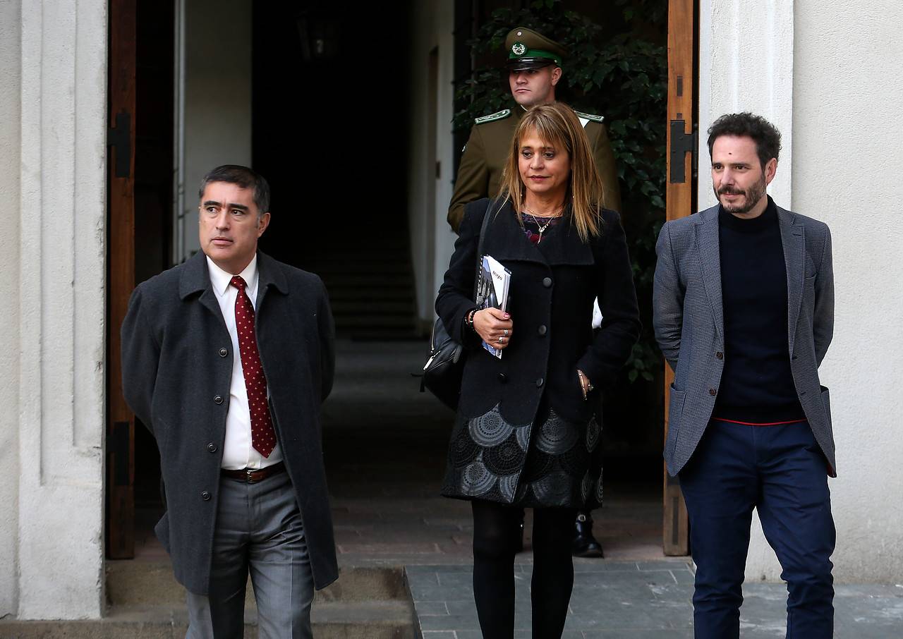 Mario Desbordes (RN), Jacqueline van Rysselberghe (UDI) y Hernán Larraín Matte (Evópoli) en La Moneda.