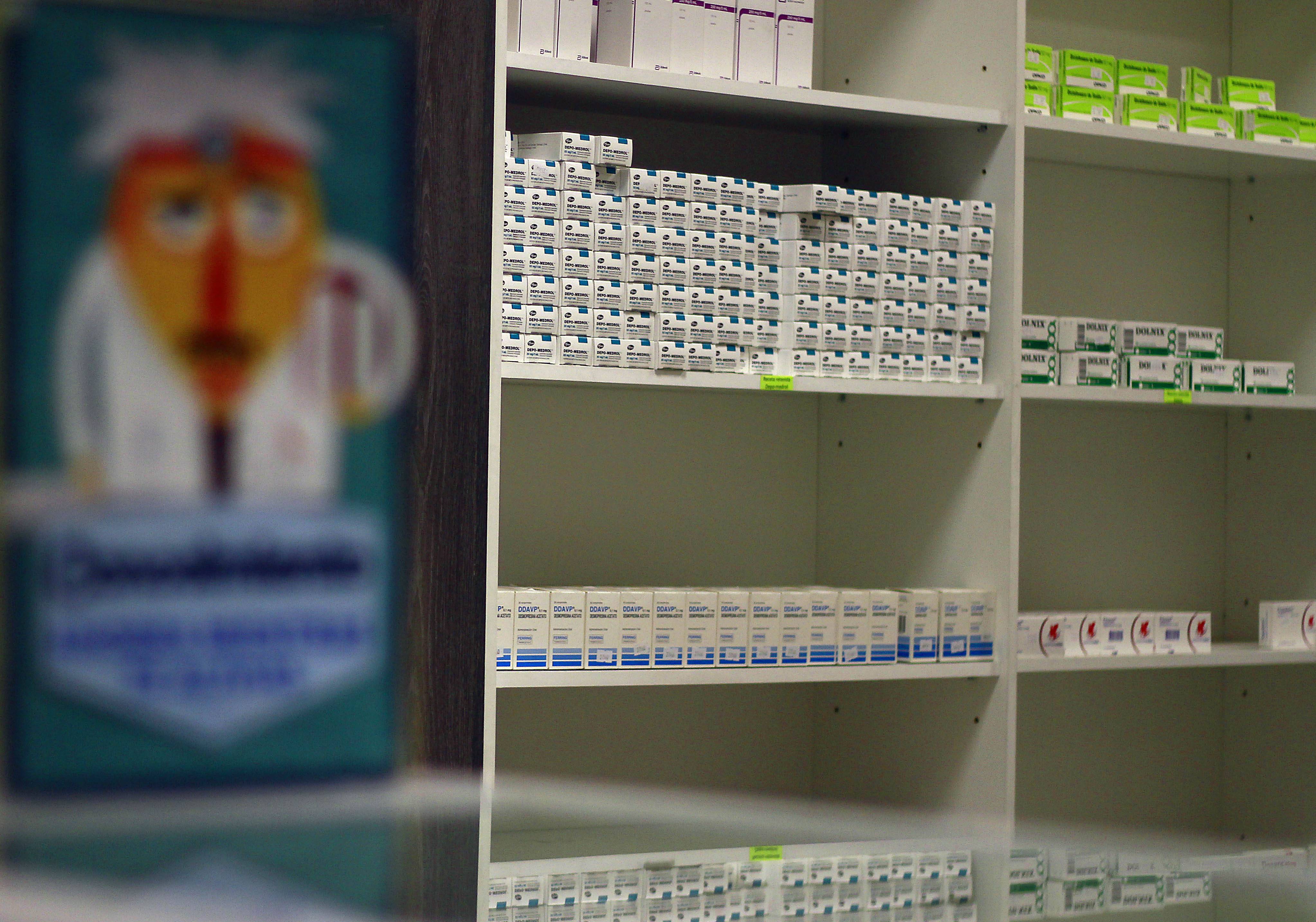 Gobierno analiza una serie de medidas para poner freno al alto precio de los medicamentos en el país. 