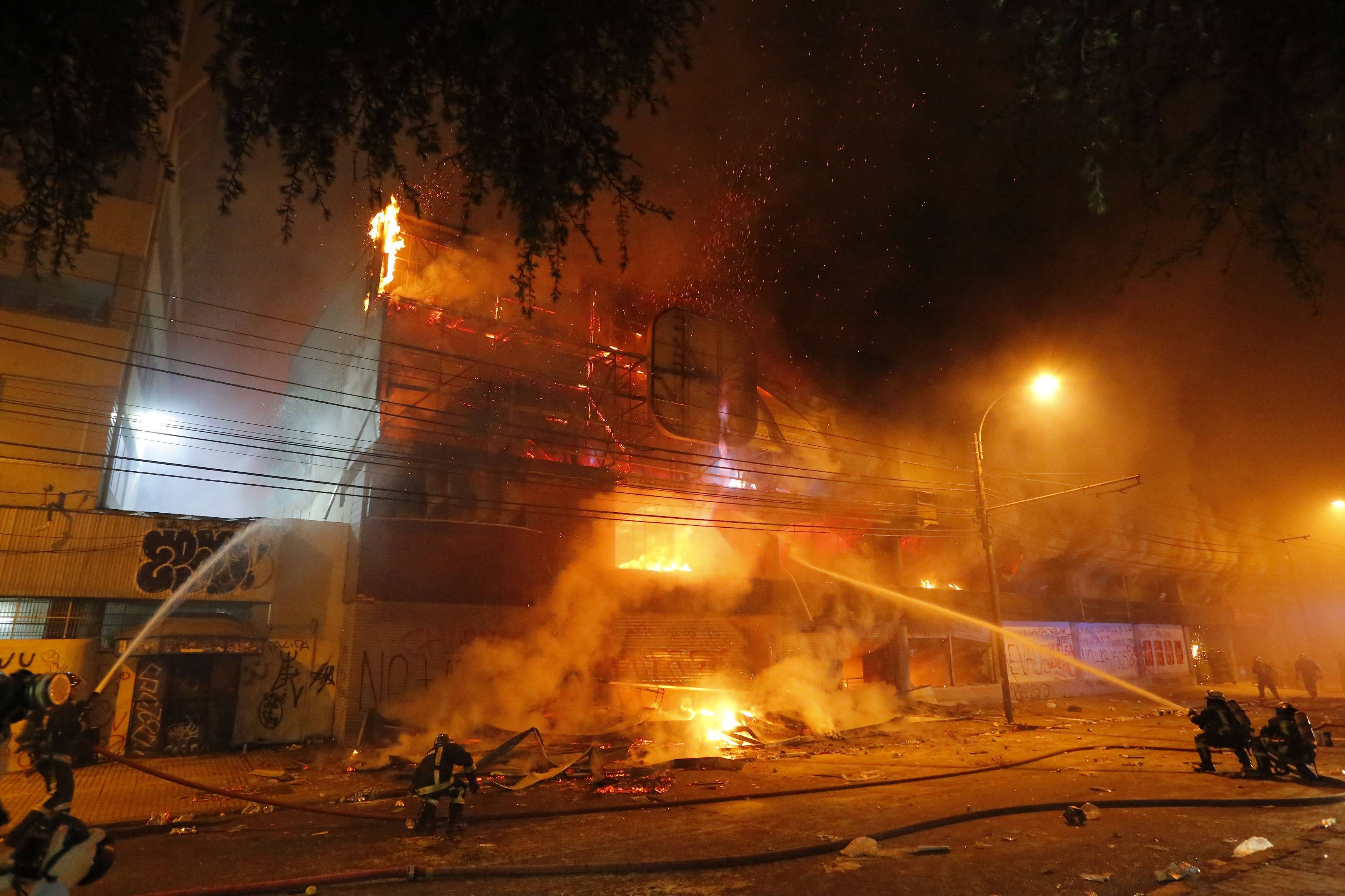 Supermercado Unimarc incendiado en Valparaíso. Créditos: Agencia Uno