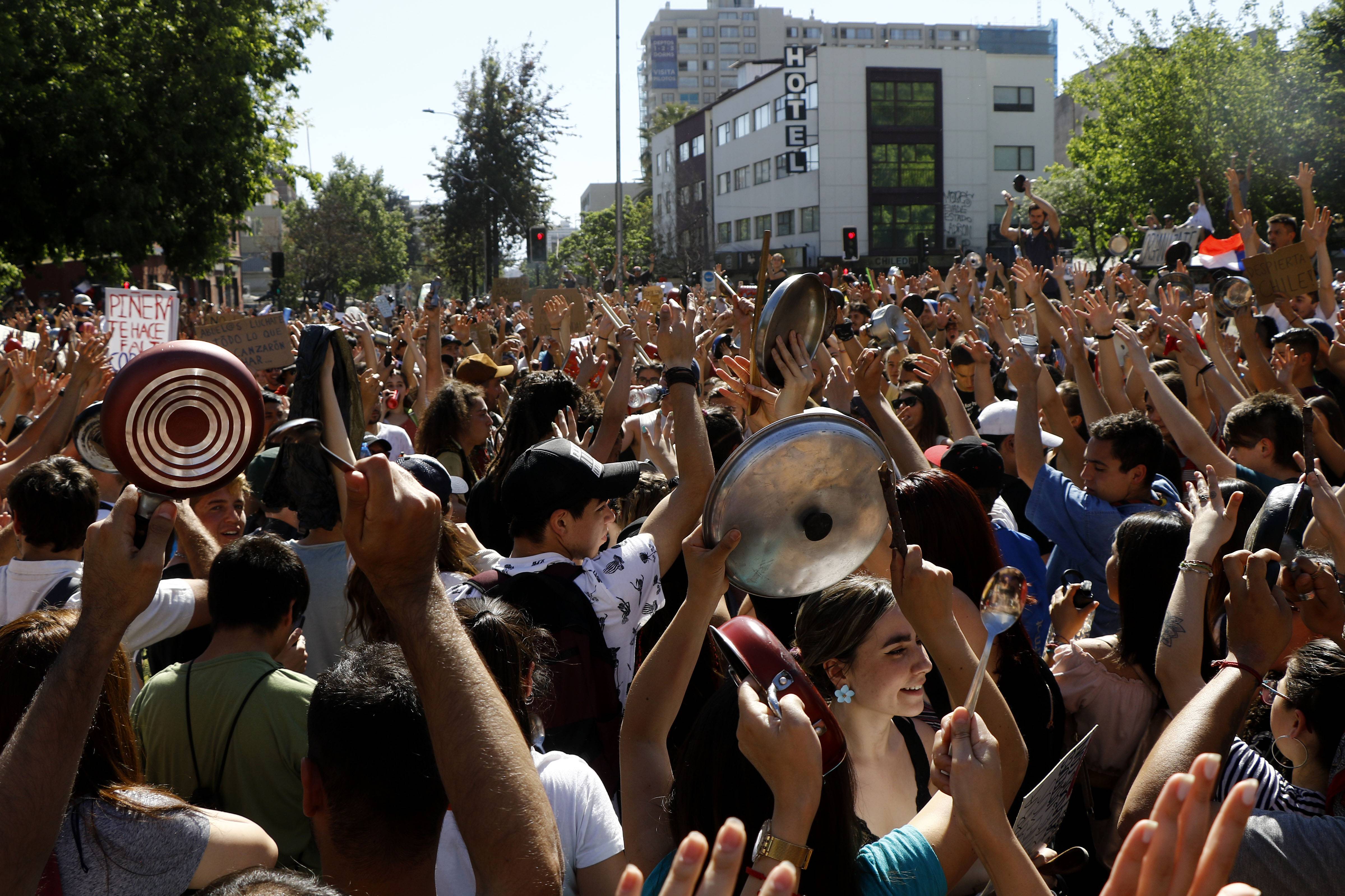 Manifestación pacífica Plaza Ñuñoa, lunes 21 de octubre. Créditos: Agencia Uno