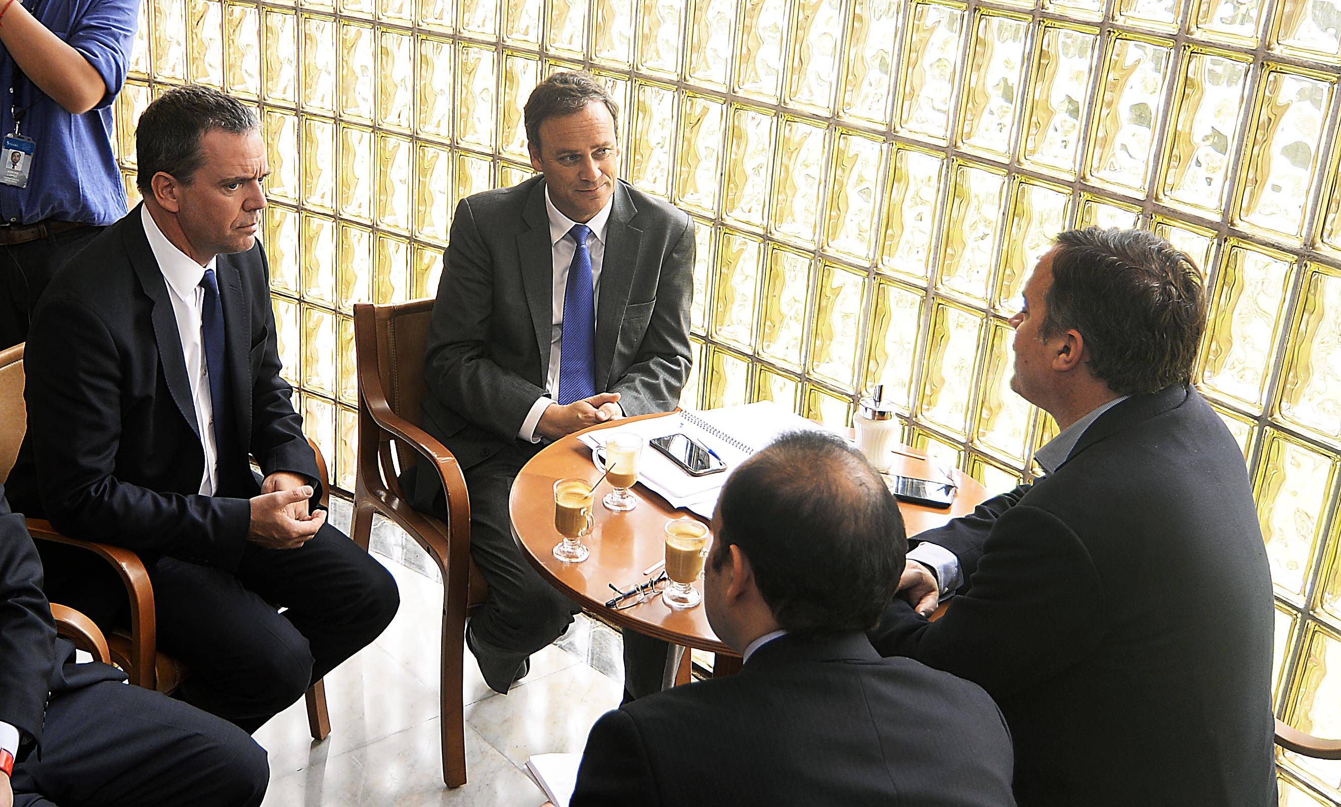 El ministro de Segpres, Felipe Ward, al fondo, conversa con los parlamentarios. Créditos: Agencia Uno
