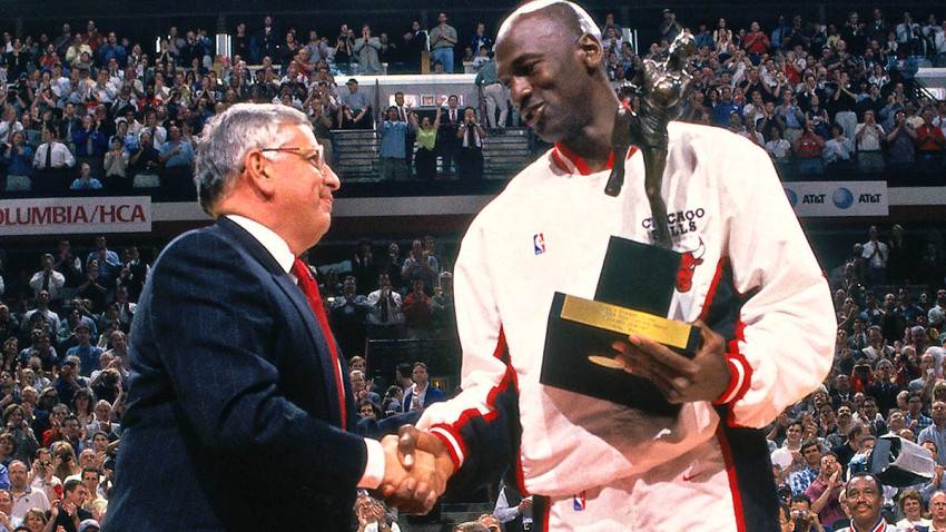 David Stern presenta a Michael Jordan como el 23 de Chicago Bulls. Créditos. nbcchicago.com