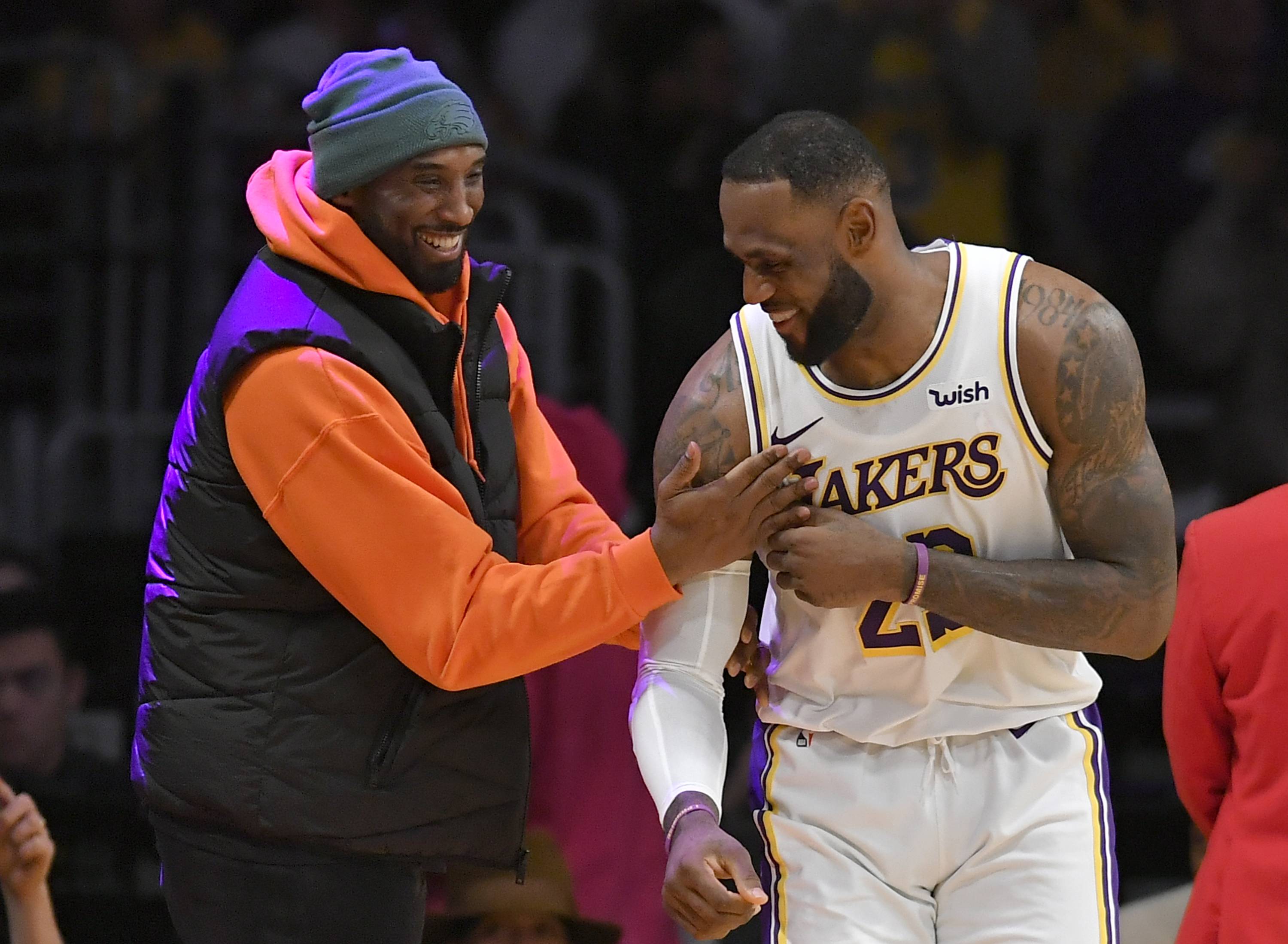 Kobe Bryant y LeBron James en el duelo entre Los Angeles Lakers y Dallas Mavericks. Créditos: Bleacher Report