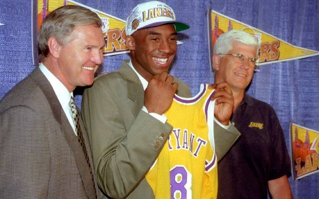 Kobe Bryant seleccionado por los Lakers en el draft de 1996. Créditos: Bleacher Report/Getty