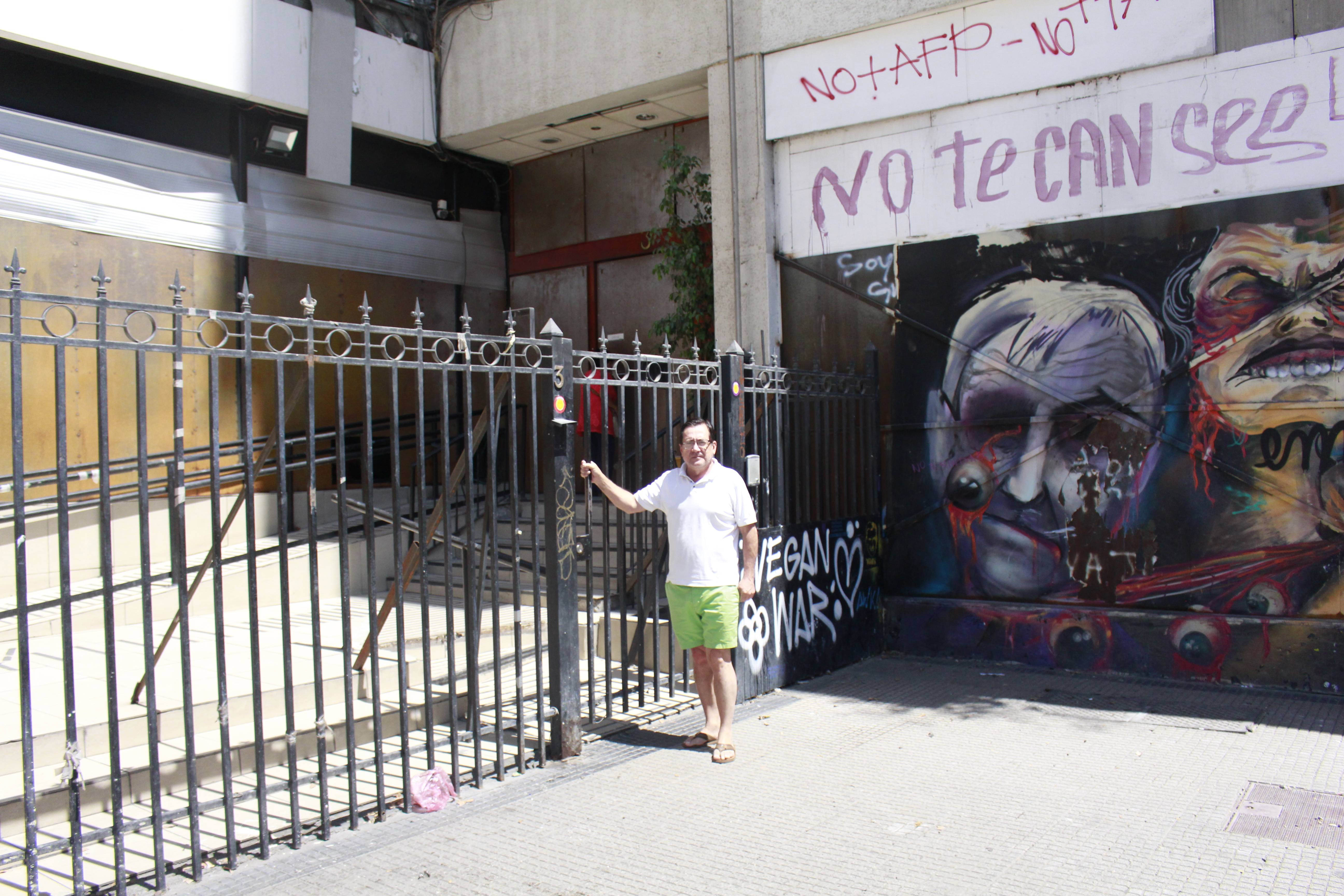 Rodrigo Zúñiga afuera de su edificio ubicado en la esquina de Vicuña Mackenna con Alameda. Créditos foto: PAUTA 