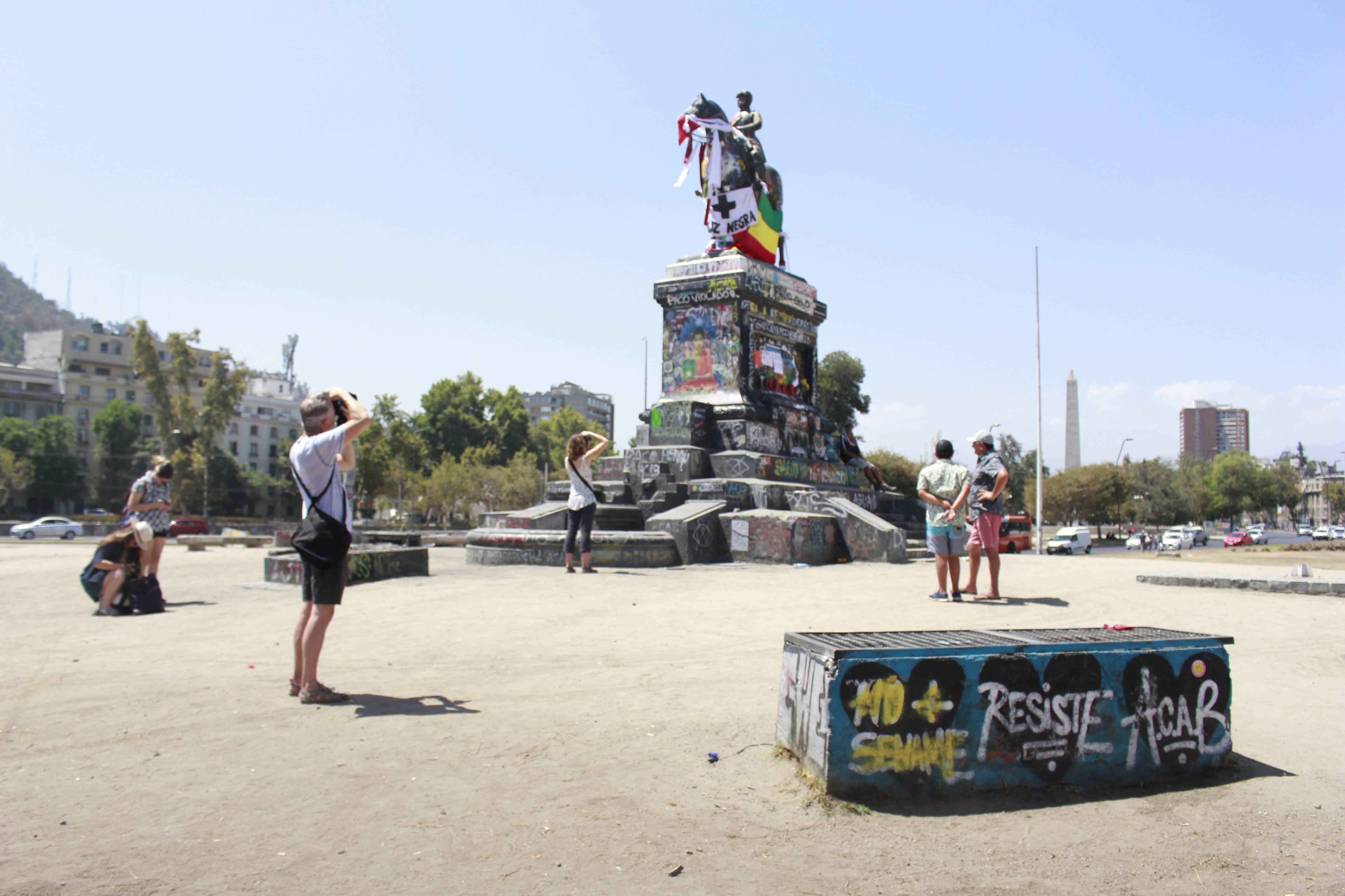 Turistas toman fotografías de la estatua del General Baquedano un lunes. Créditos foto: PAUTA 