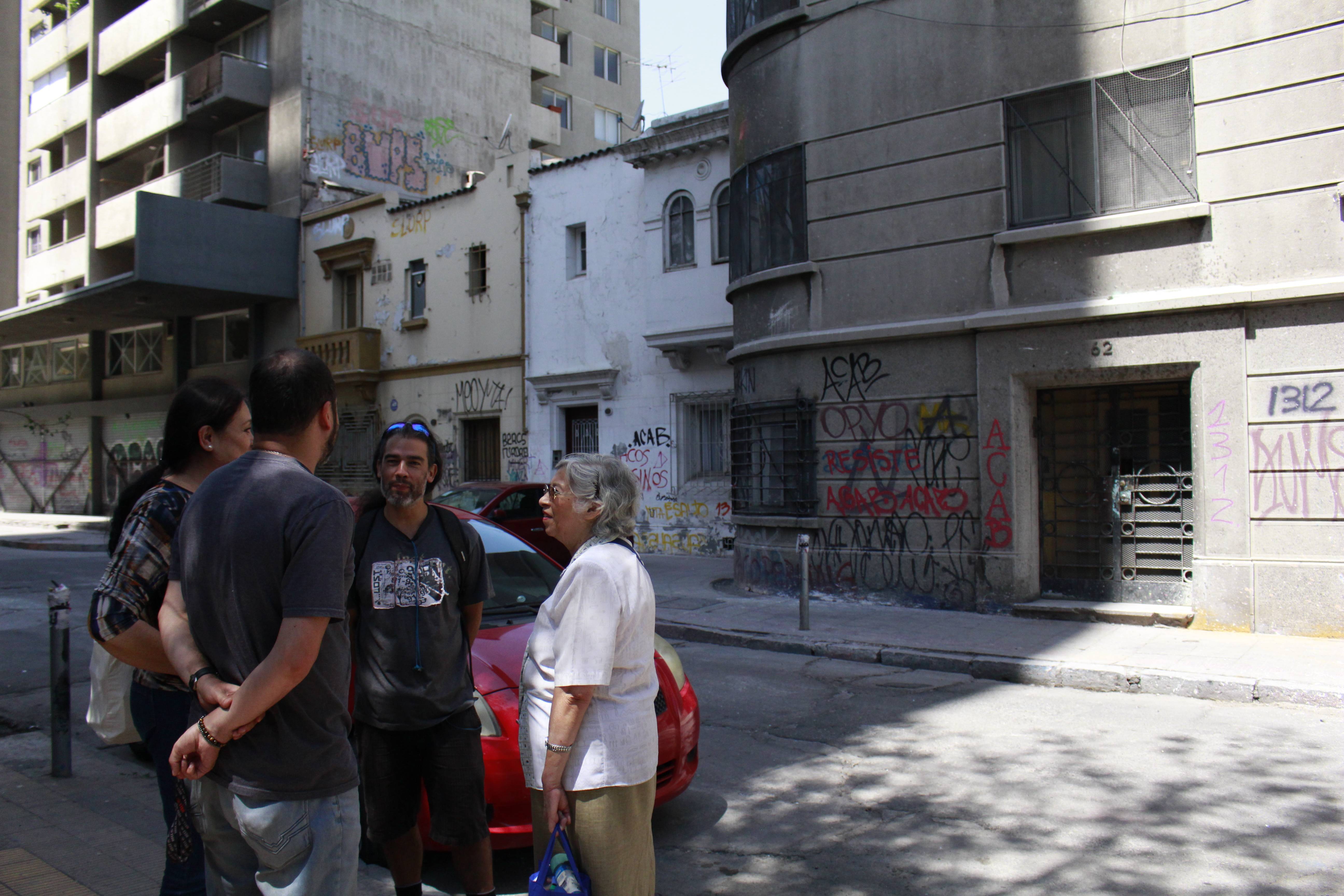 Vecinos conversando en la esquina de Ramón Corvalán con Carabineros de Chile. Créditos foto: PAUTA
