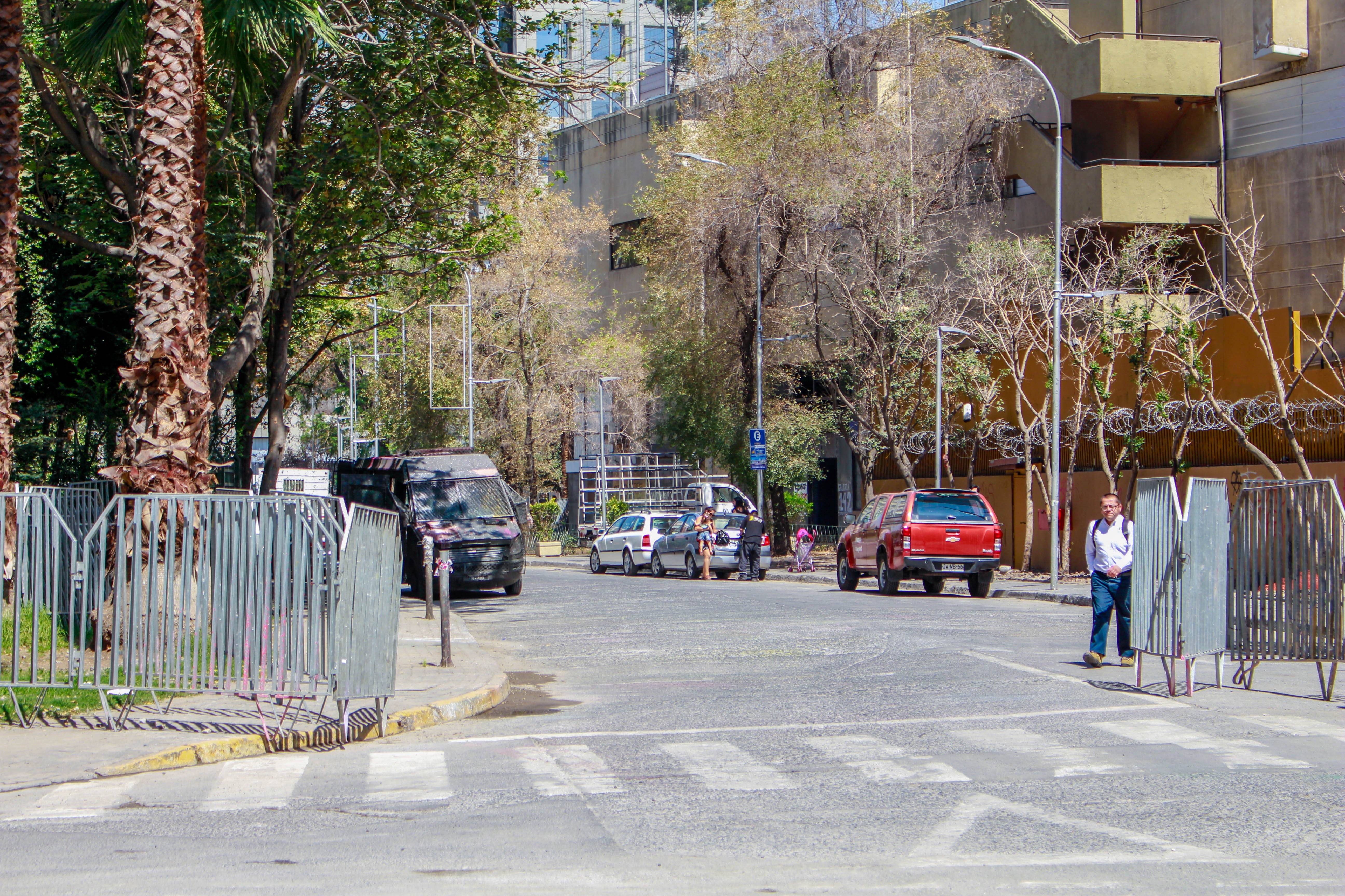 La entrada a la galería musical de la Alameda se encuentra por la calle Carabineros de Chile, donde ocurren los enfrentamientos cuando baja el sol