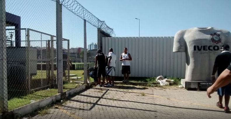 Las medidas de seguridad del complejo fueron vulneradas y los jugadores debieron resguardarse. Créditos: www.uol.com.br