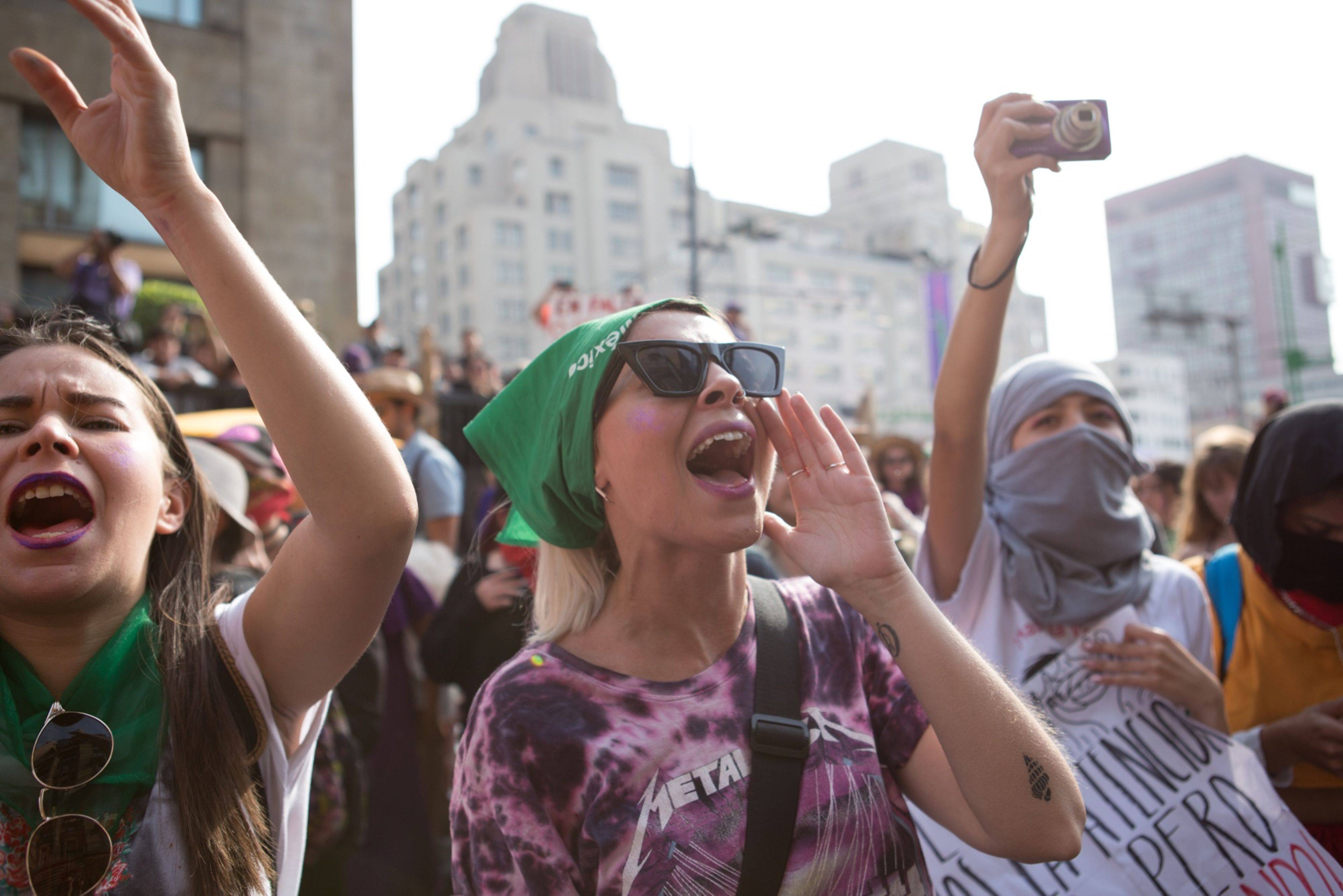 Millones de mujeres marchan en México el día posterior al 8-M por la violencia de género. Créditos: Bloomberg.