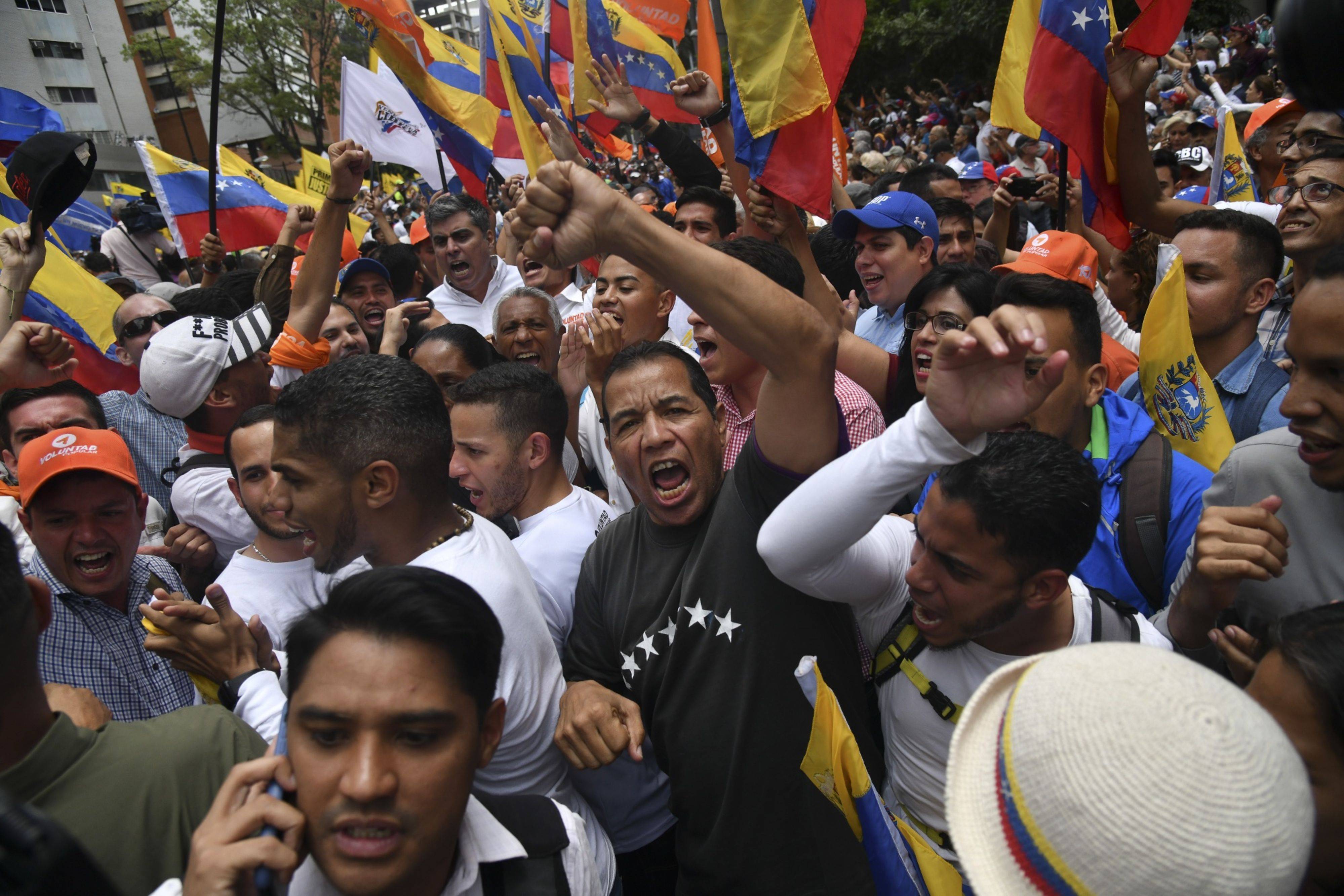 Cientos de personas marchan en distintas calles de Caracas en oposición a Nicolás Maduro. Créditos: Bloomberg