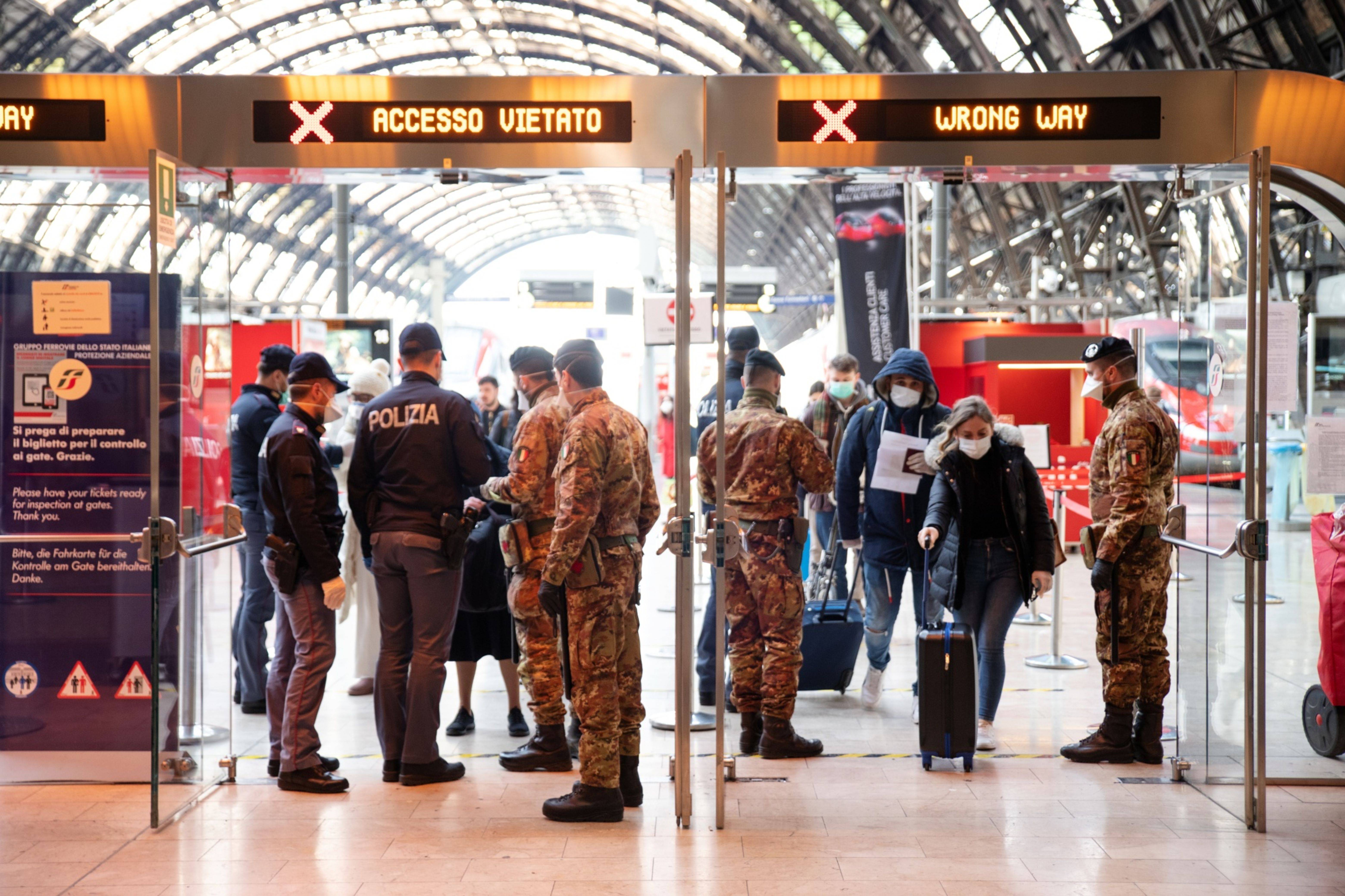 Los ciudadanos deben someterse a un estricto control para movilizarse en la Estación Central de Milán. Créditos: Bloomberg.