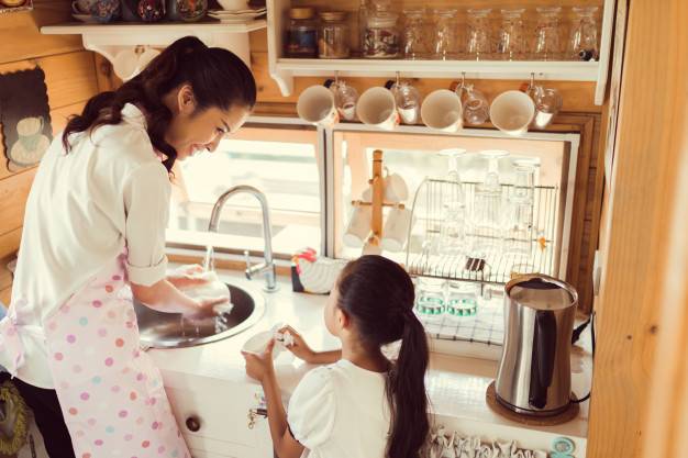 La división de las tareas de la casa son esenciales para la dinámica familiar, entre todos los miembros del hogar, incluyendo a los niños