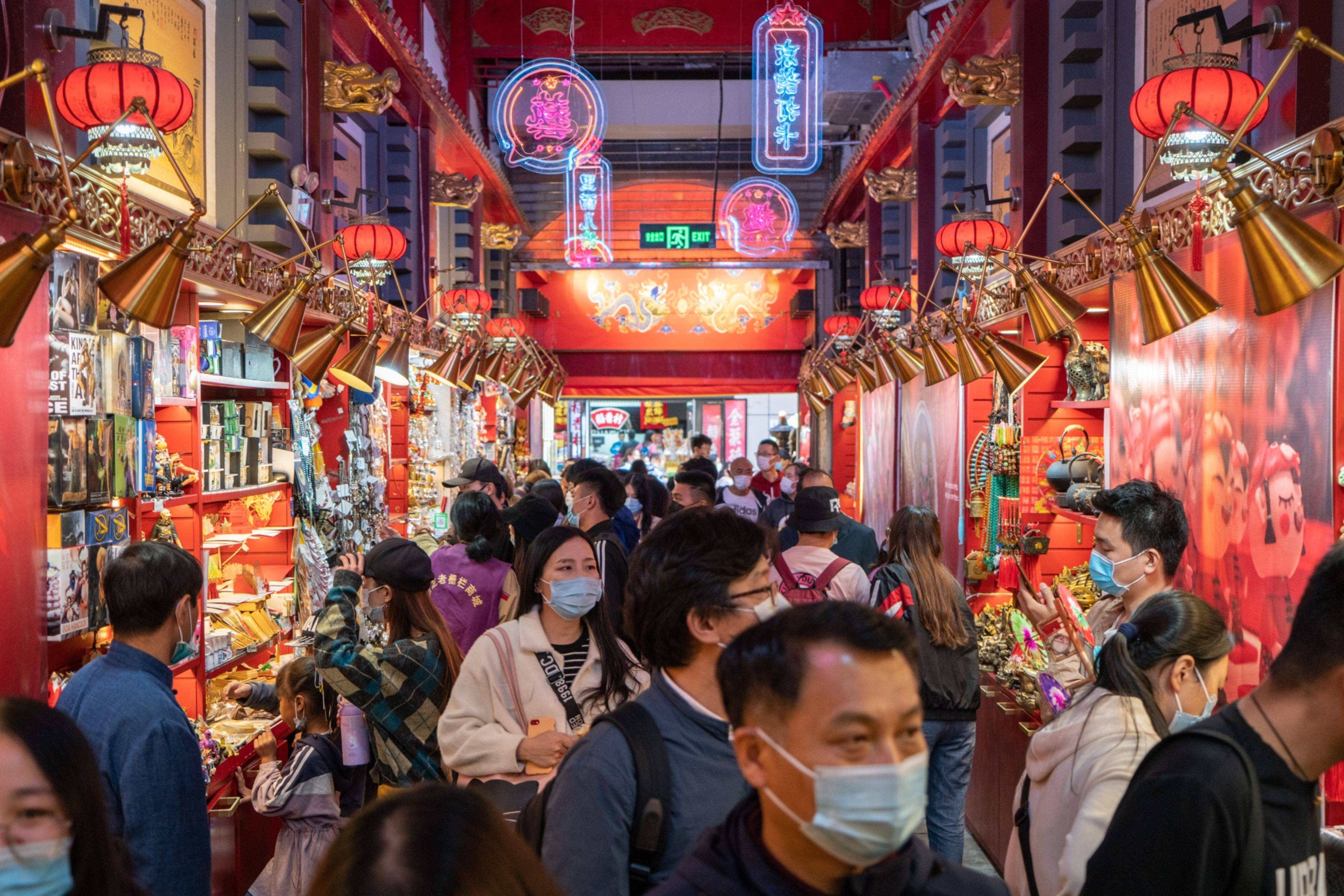 Compradores miran las ofertas de las tiendas de recuerdos en Beijing, el 4 de octubre. Créditos: Bloomberg