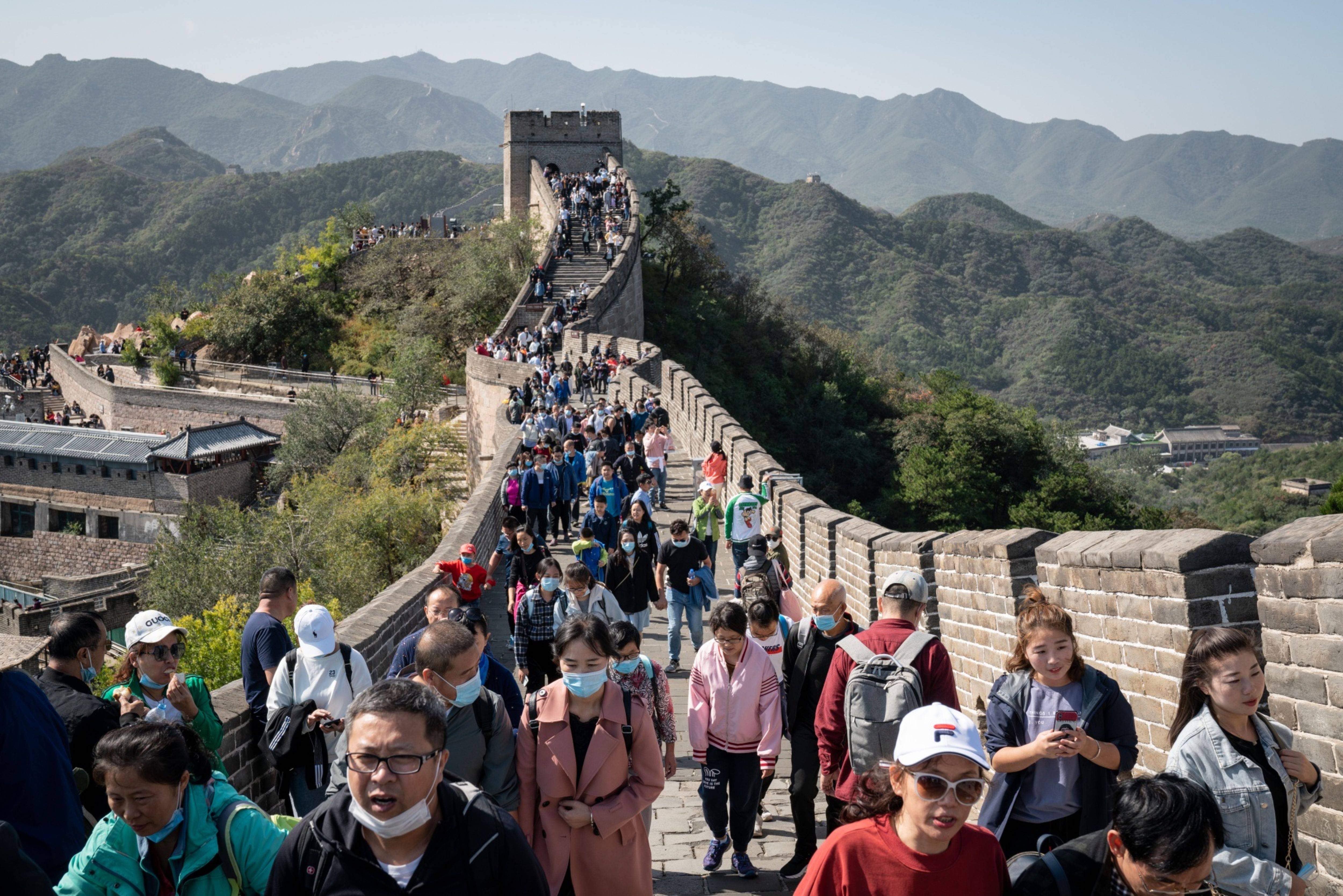 Visitantes caminan por la sección Badaling de la Gran Muralla en Beijing, el 1 de octubre. Créditos: Bloomberg