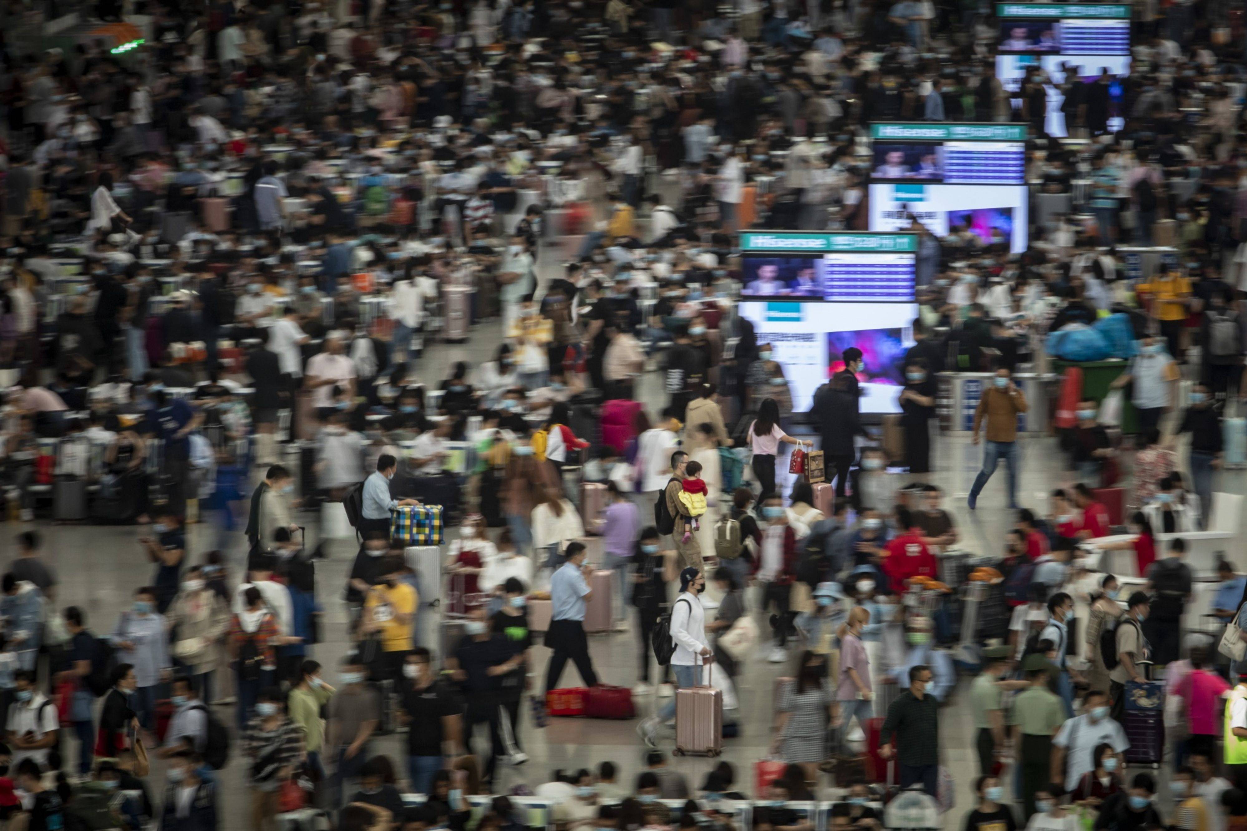 Los pasajeros llevan su equipaje en la estación de tren de Hongqiao en Shanghái, el 30 de septiembre. Créditos: Bloomberg