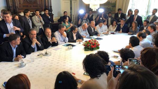 14 de noviembre. 12:00. Primera reunión entre Chile Vamos y la oposición. Agencia Uno
