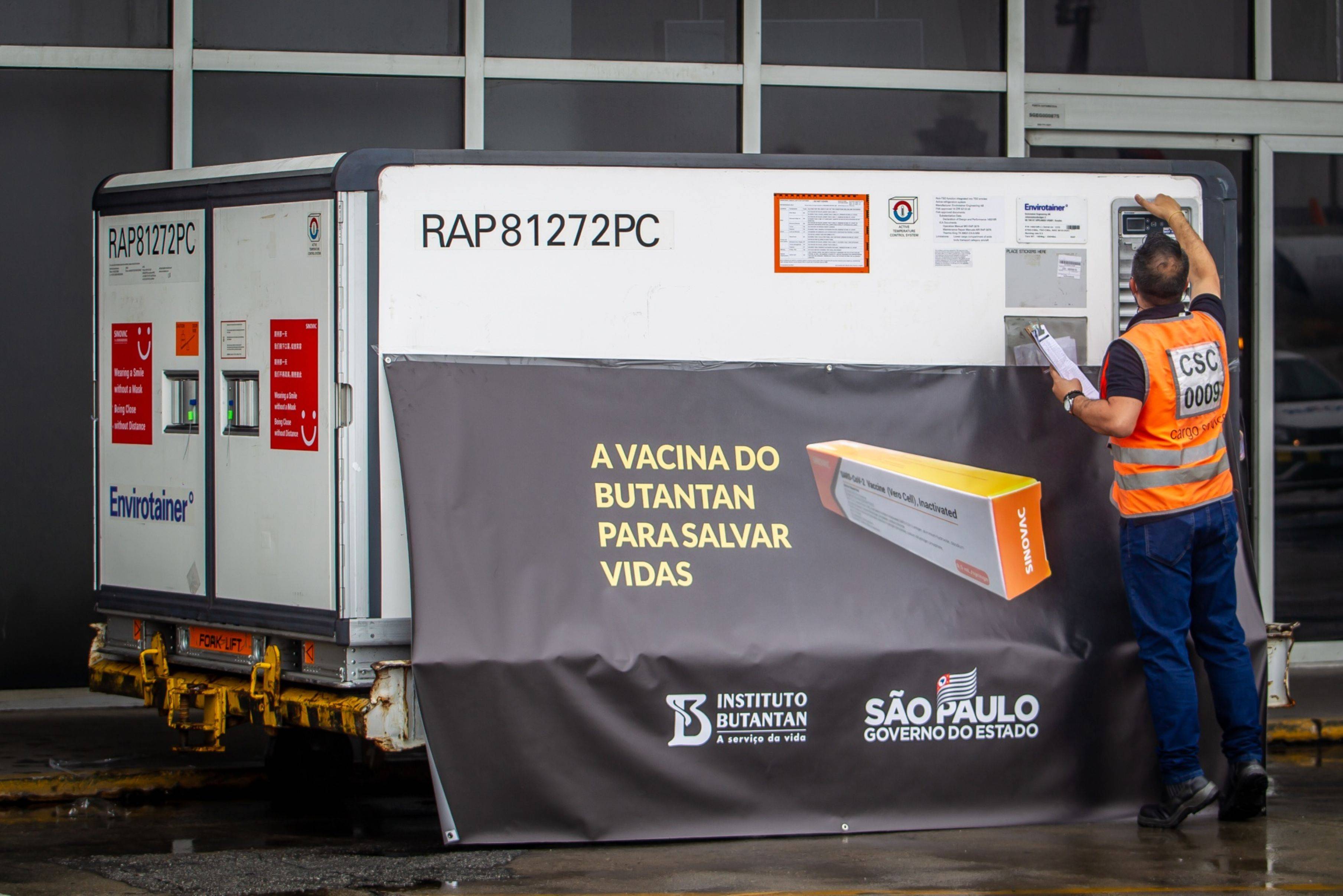Un trabajador revisa un contenedor refrigerado con las vacunas contra el coronavirus de Sinovac Biotech Ltd. en el Aeropuerto Internacional de Guarulhos en Sao Paulo, Brasil, el 19 de noviembre. Fotógrafo: Jonne Roriz / Bloomberg