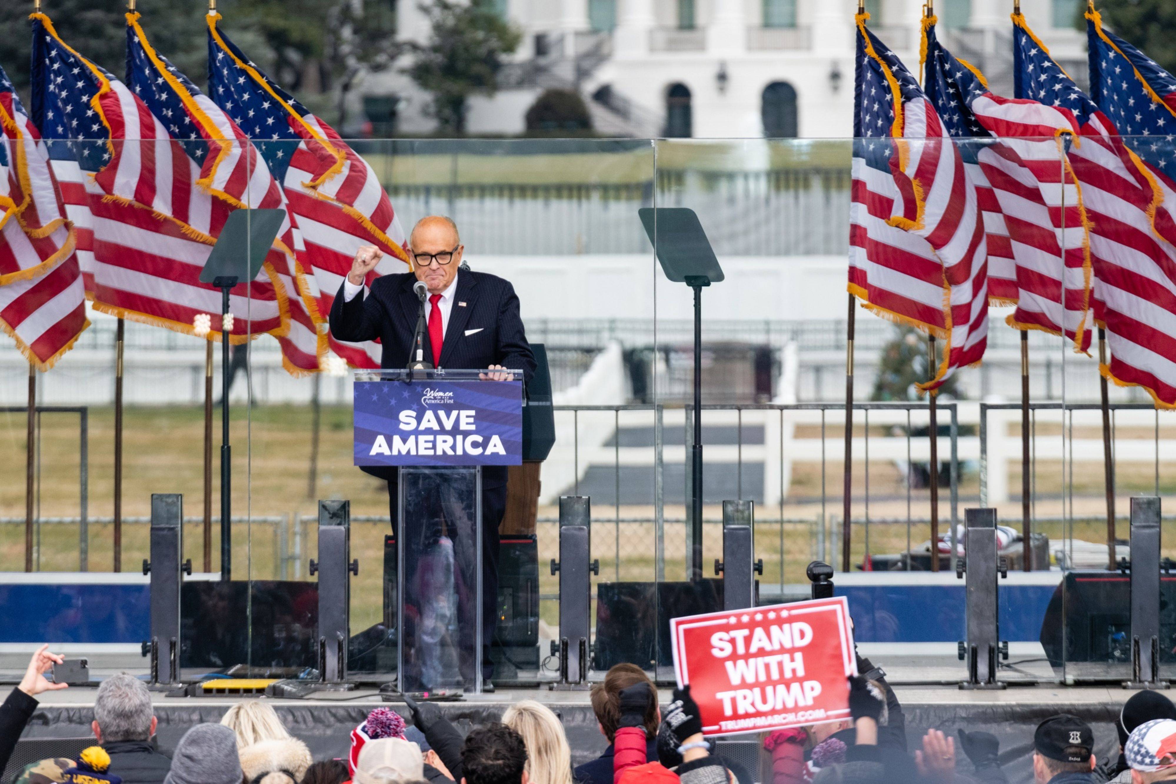 Rudy Giuliani, abogado personal de Trump, habla en el "Save America Rally". Créditos: Bloomberg.