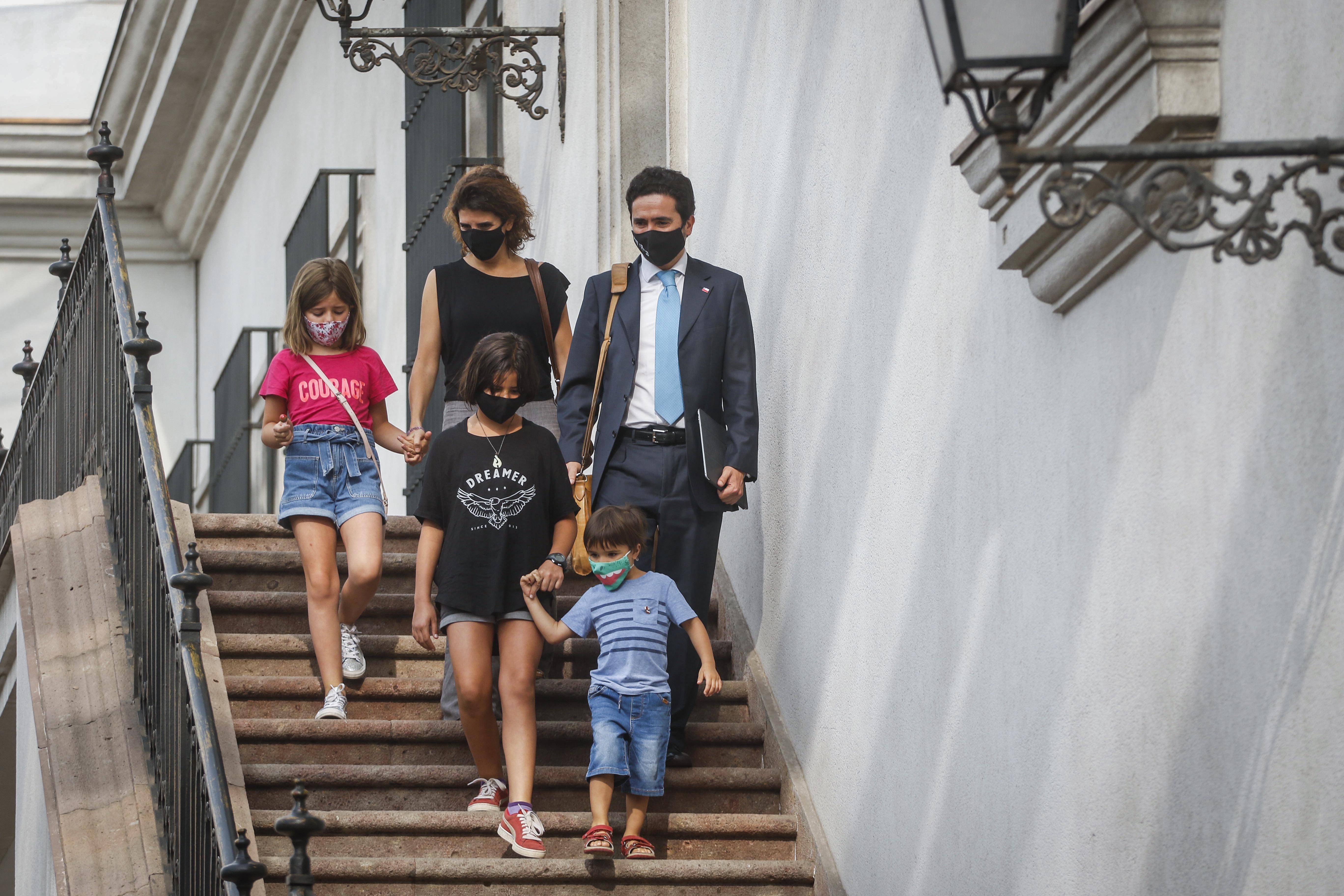 Ignacio Briones acompañado por su familia, en La Moneda. Créditos: Agencia Uno