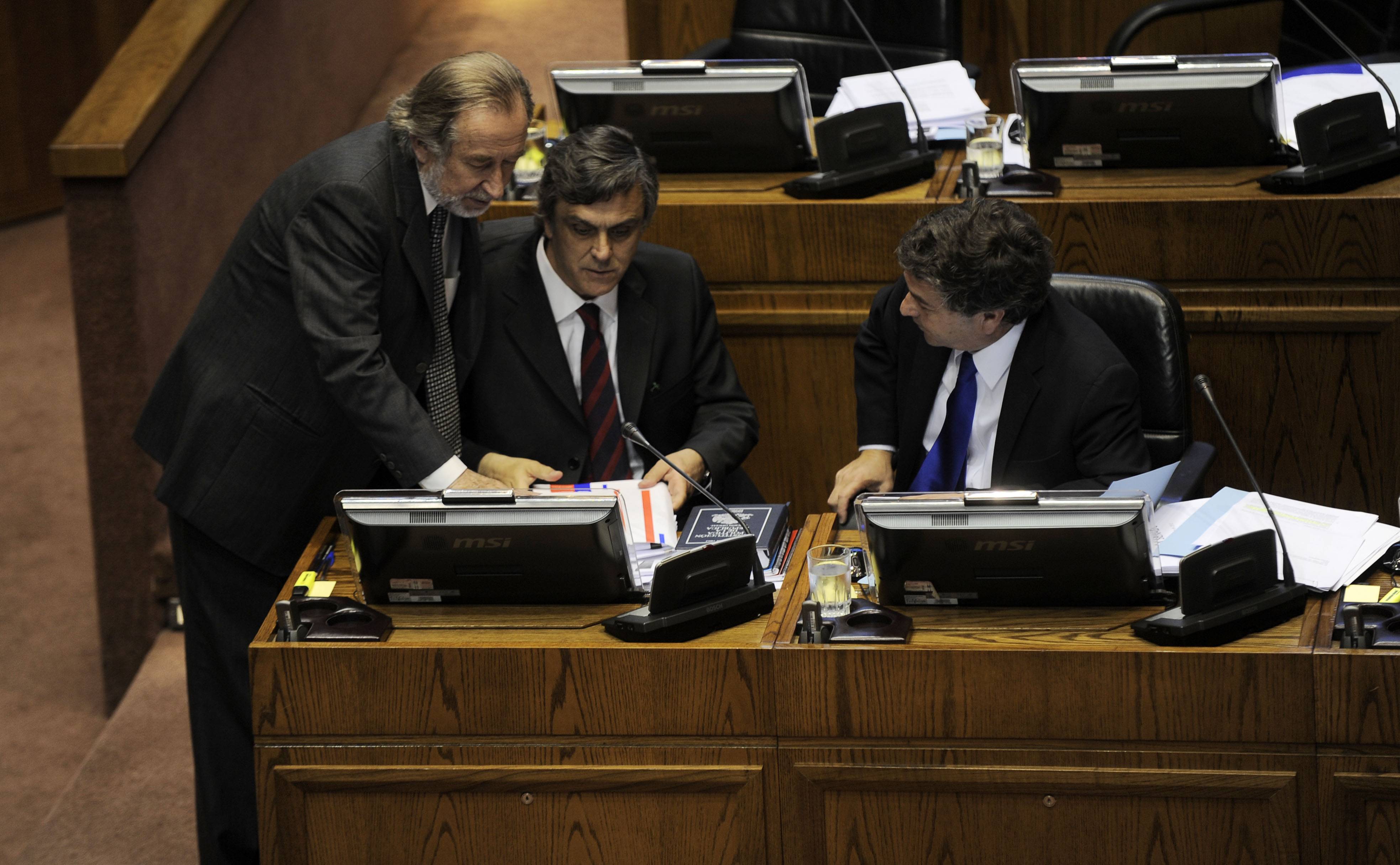 En el Senado conversan Jovino Novoa, Pablo Longueira y Juan Antonio Coloma. Créditos: Agencia Uno