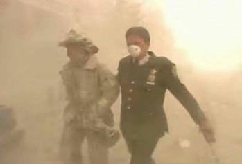 James McShane rescatando a un bombero el 11 de septiembre de 2001.