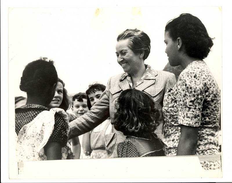 Gabriela Mistral y niños. Créditos: Biblioteca Nacional