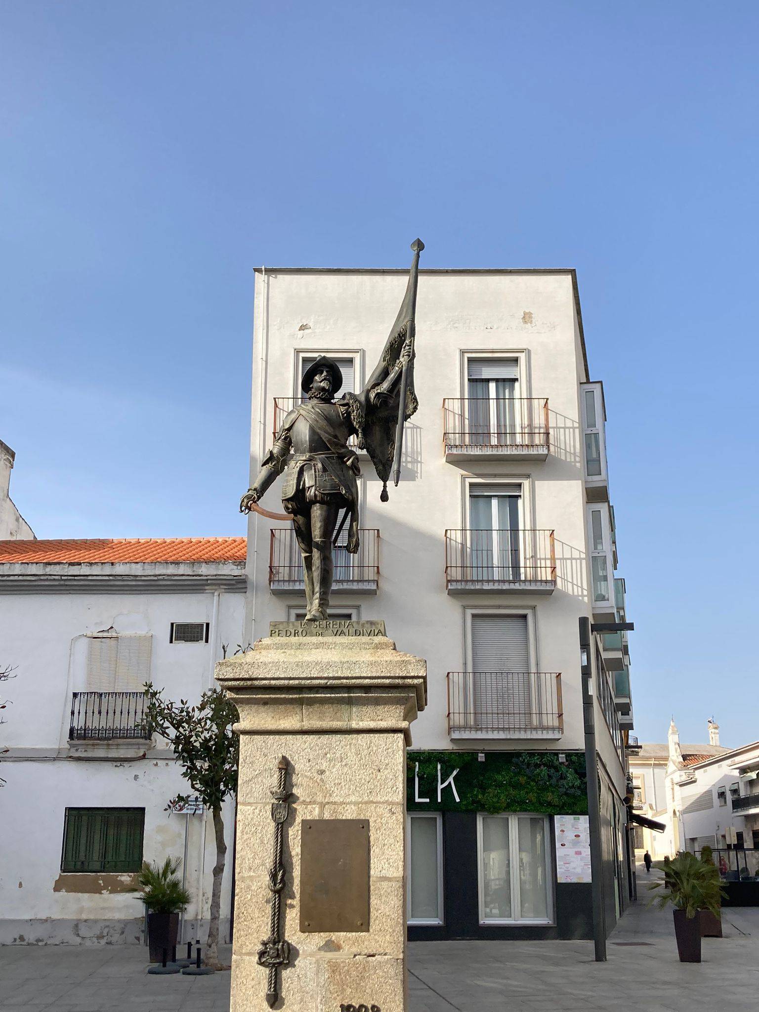 Estatua de Pedro de Valdivia en Villanueva, España. Créditos: Helena Cortés 